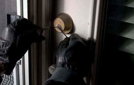 Casa unui afacerist din Top 300, sparta in timp ce acesta dormea inauntru