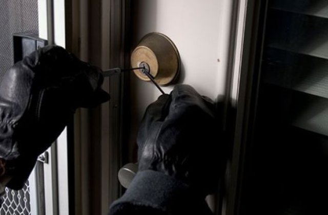 Casa unui afacerist din Top 300, sparta in timp ce acesta dormea inauntru