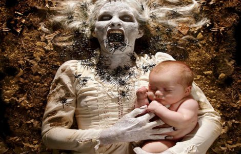  Foto  Acest fotograf creeaza imagini terifiante impreuna cu fiicele lui