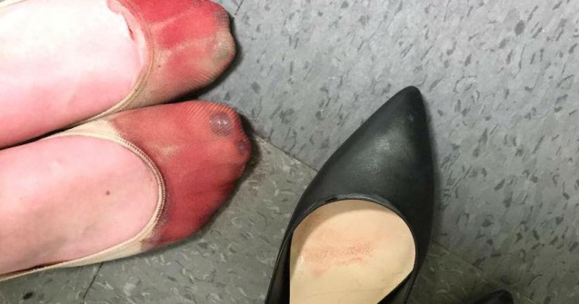 O femeie a fost fortata sa poarte tocuri pana a inceput sa sangereze