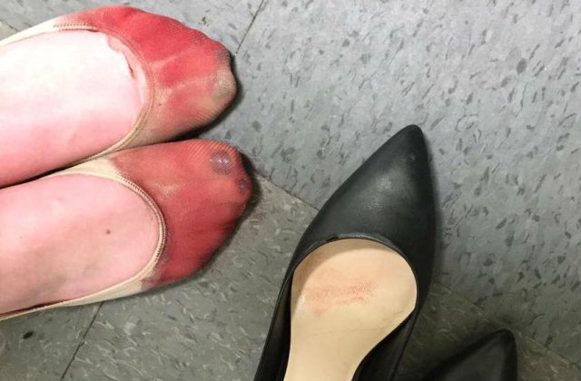 O femeie a fost fortata sa poarte tocuri pana a inceput sa sangereze