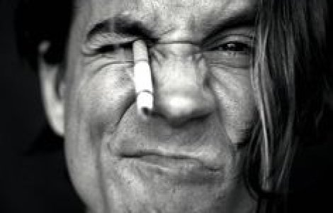 Anthony Kiedis, solistul trupei Red Hot Chili Peppers, dus la spital