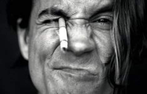 Anthony Kiedis, solistul trupei Red Hot Chili Peppers, a fost transportat de urgenta la spital