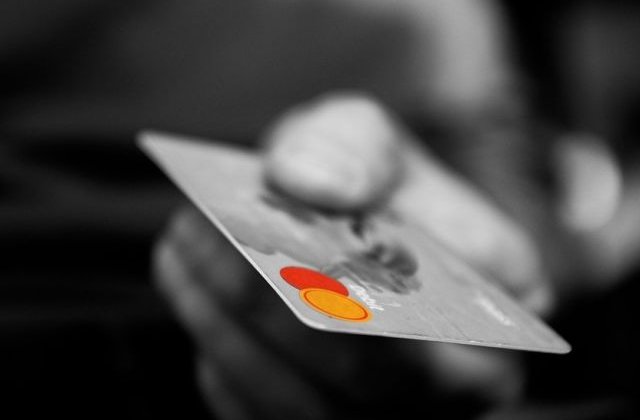 Comerciantii cu afaceri de peste 10 mii de euro pe an vor fi obligati sa accepte plata cu cardul