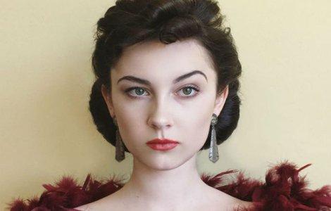  Foto  Aceasta tanara poate recrea la perfectie orice look vintage