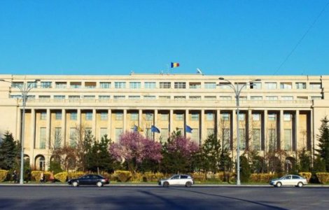 Un barbat din Capitala si-a dat foc in fata Guvernului