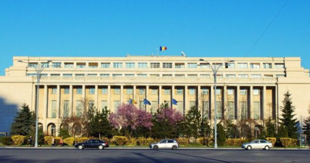 Un barbat din Capitala si-a dat foc in fata Guvernului