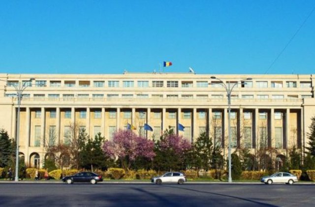 Un barbat din Capitala si-a dat foc in fata Guvernului