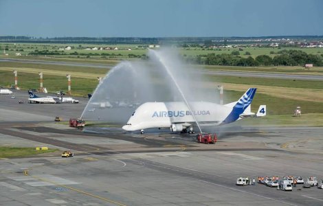 "Beluga" a aterizat in premiera in Romania si a fost botezat
