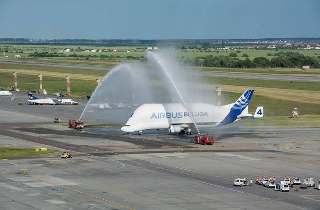 "Beluga" a aterizat in premiera in Romania si a fost botezat pe "Henri Coanda"