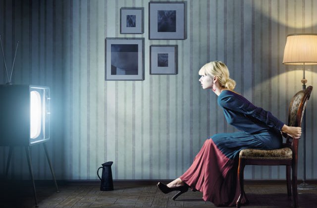 Studiu: Petrecem mai mult timp uitandu-ne la seriale decat cu prietenii