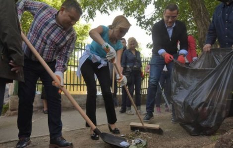 Primaria Capitalei: Firea, cu matura in mana, in campanie