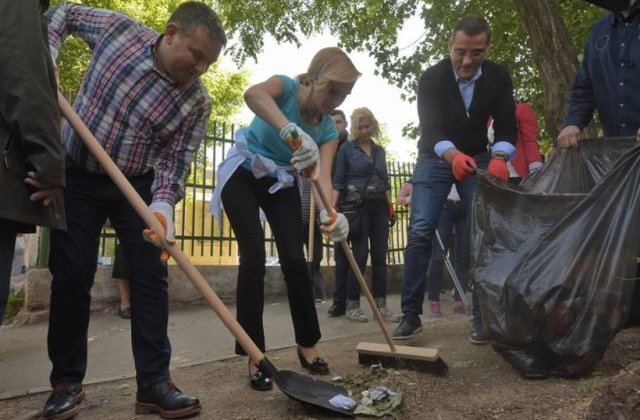Primaria Capitalei: Firea, cu matura in mana, in campanie