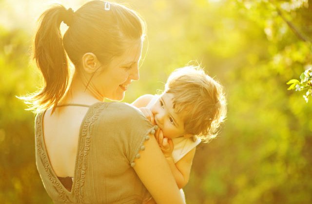 Studiu: Ce se intampla in creierul copiilor atunci cand aud vocea mamei