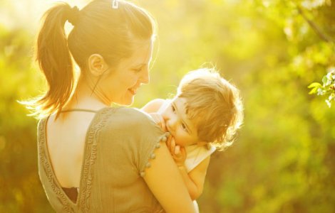 Studiu: Ce se intampla in creierul copiilor atunci cand aud vocea mamei