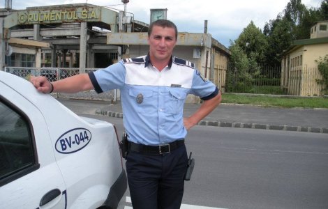 Politistul Marian Godina pregateste o carte pentru copii