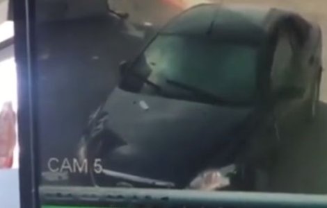  Video  O soferita distruge cu masina o statie de alimentare de pe A1