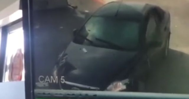  Video  O soferita distruge cu masina o statie de alimentare de pe A1