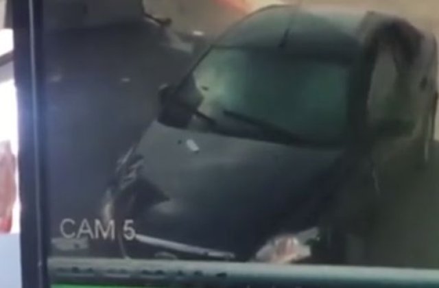 [VIDEO] O soferita pierde controlul volanului si distruge o statie de alimentare de pe A1