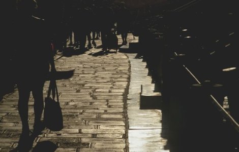 Avocatul Poporului s-a autosesizat in legatura cu accesul masinilor in zonele pietonale