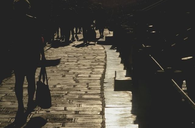 Avocatul Poporului s-a autosesizat in legatura cu accesul masinilor in zonele pietonale