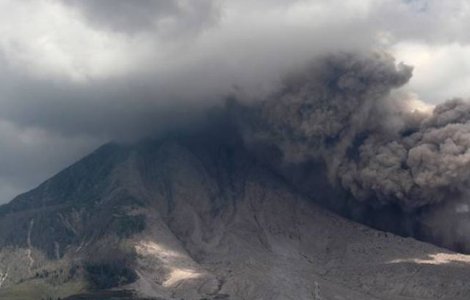 Localitati intregi acoperite de cenusa, dupa eruptia vulcanului Sinabung in Indonezia