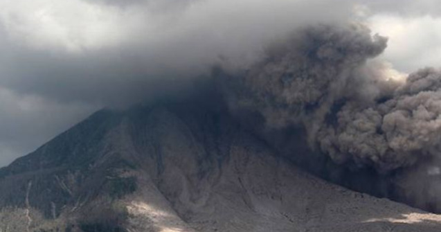 Localitati intregi acoperite de cenusa, dupa eruptia vulcanului Sinabung in Indonezia