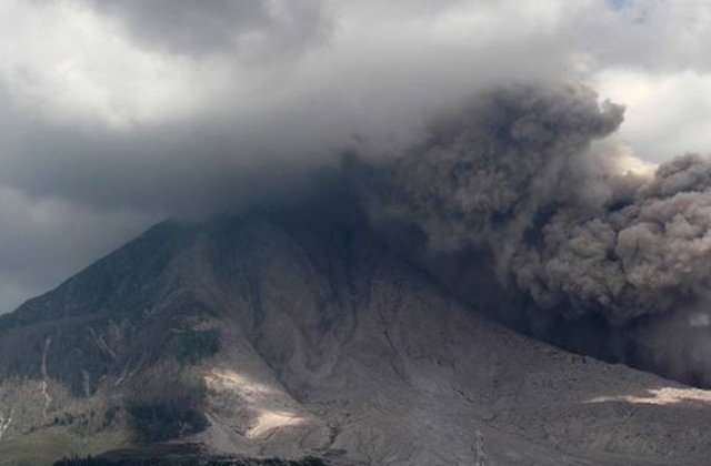 Localitati intregi acoperite de cenusa, dupa eruptia vulcanului Sinabung in Indonezia