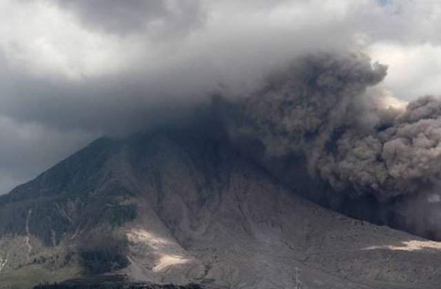 Localitati intregi acoperite de cenusa, dupa eruptia vulcanului Sinabung in Indonezia