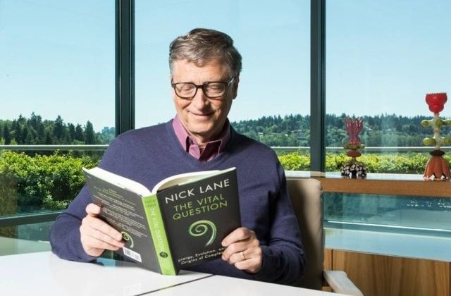 Ce citeste Bill Gates: 5 carti recomandate de cofondatorul Microsoft pentru vacanta de vara