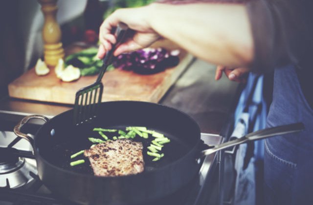 [VIDEO] 6 trucuri utile in bucatarie pe care nici macar bunica nu le stie