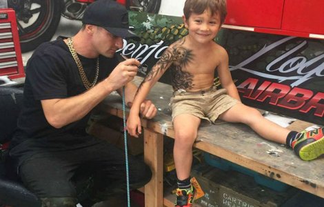 Un artist tatueaza copiii bolnavi pentru a le reda zambetul