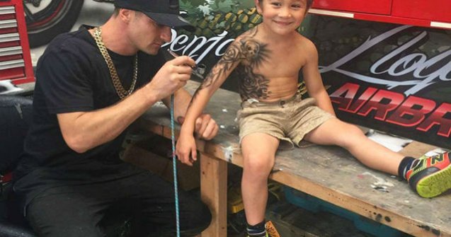 Un artist tatueaza copiii bolnavi pentru a le reda zambetul