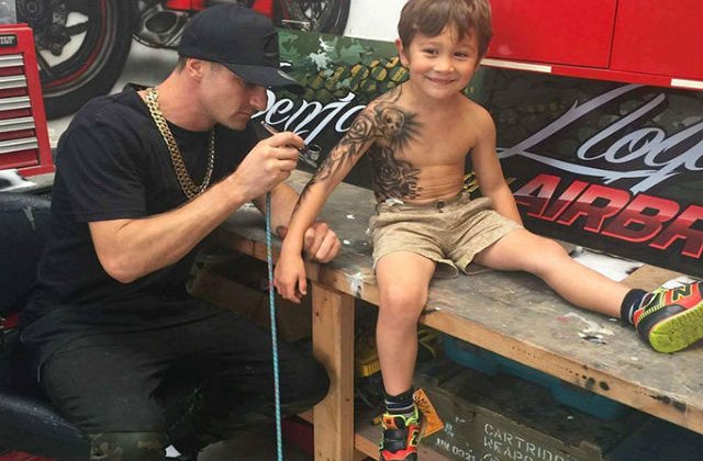 [VIDEO] Un artist tatueaza copiii bolnavi pentru a le reda zambetul