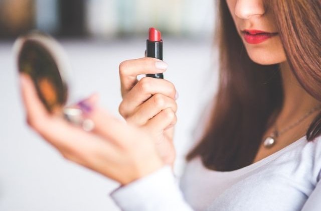 Studiu: Machiajul poate imbunatati starea de sanatate