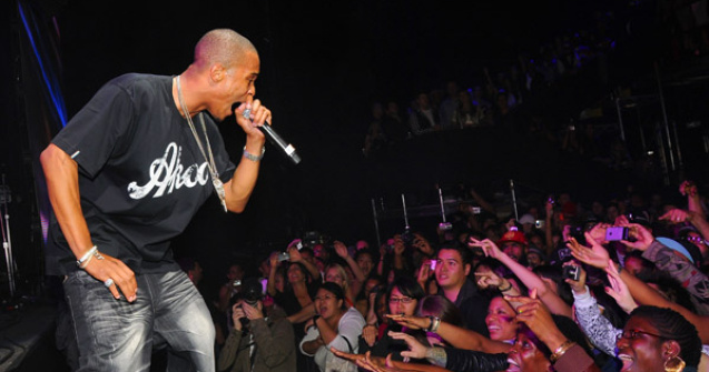 Un mort si trei raniti intr-un atac armat intr-o sala de concerte