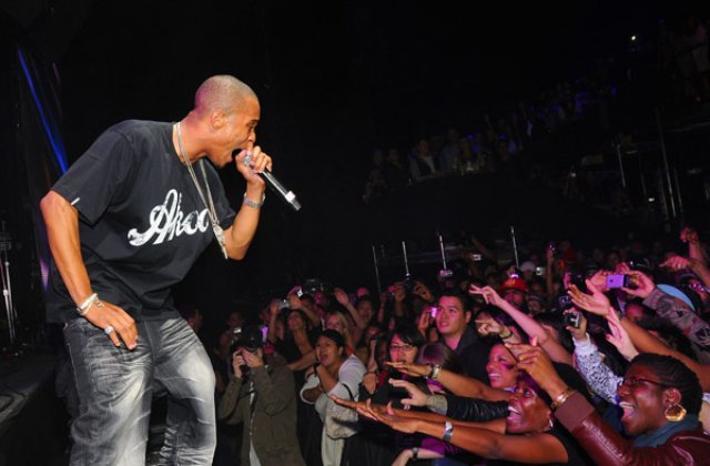 Un mort si trei raniti intr-un atac armat intr-o sala de concerte din New York