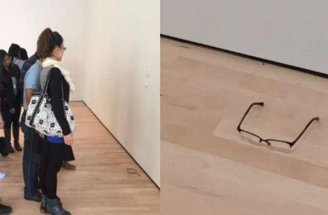 [FOTO] Au pus o pereche de ochelari pe podeaua unui muzeu. Ce s-a intamplat apoi