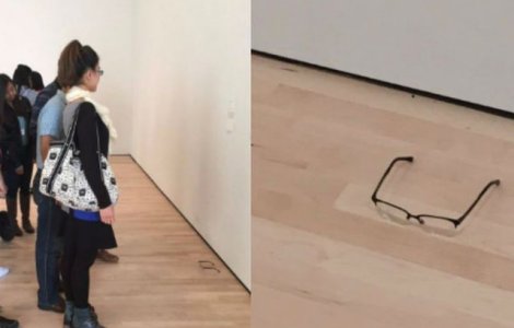  Foto  Au pus o pereche de ochelari pe podeaua unui muzeu. Ce s-a intamplat apoi