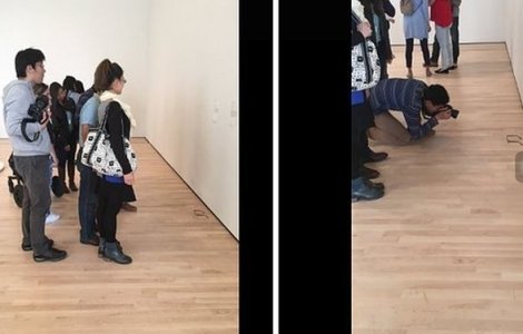  Video  Granita subtire dintre gluma si arta! Un adolescent a pacalit vizitatorii unui muzeu