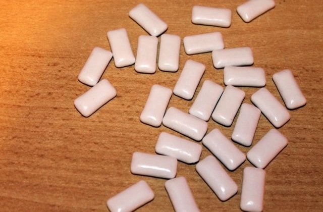 [Video] Ce se intampla in corp dupa ce inghiti o guma de mestecat