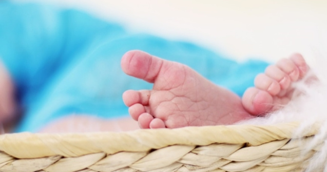 Studiu: Bebelusii trebuie lasati sa planga pana adorm