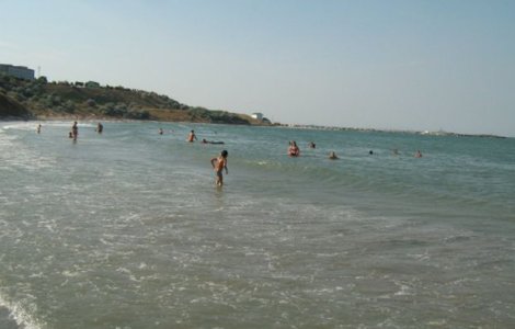 Mamaia: Turist luat de valuri cu o saltea, salvat de politistii de frontiera