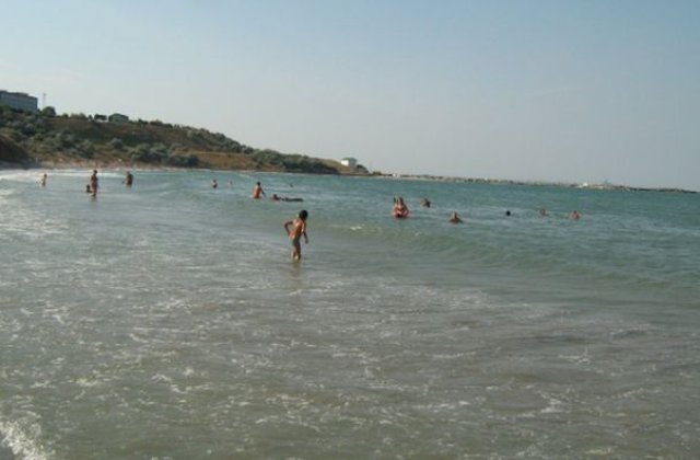 Mamaia: Turist luat de valuri cu o saltea, salvat de politistii de frontiera