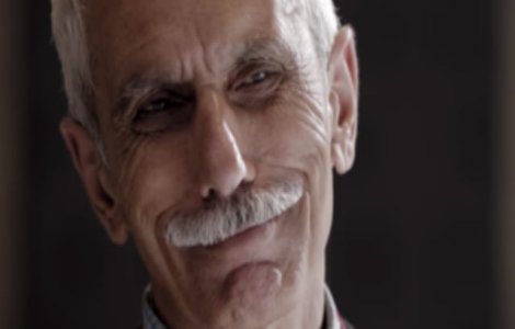  Video  S-au asezat pe scaun si au privit mai multi refugiati in ochi. Ce s-a intamplat apoi