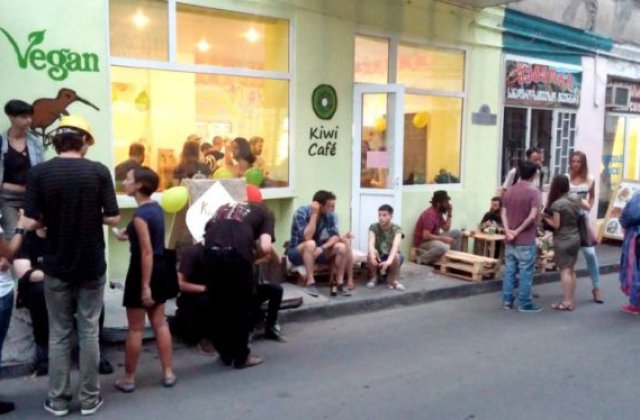 Cafenea de vegani atacata cu carnati