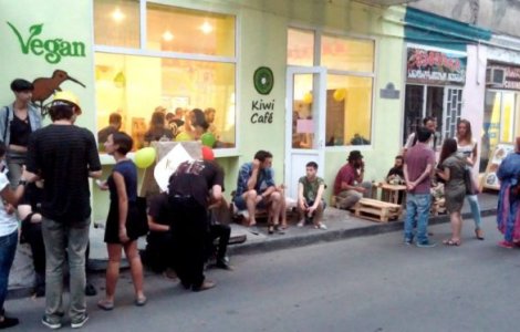 Cafenea de vegani atacata cu carnati