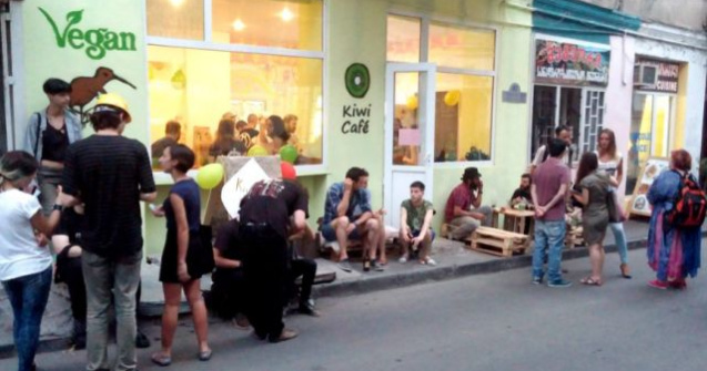 Cafenea de vegani atacata cu carnati