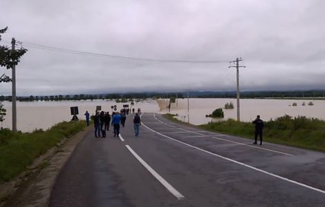 Circulatie oprita pe E85, in zona Adjud. Raul Trotus a iesit din matca