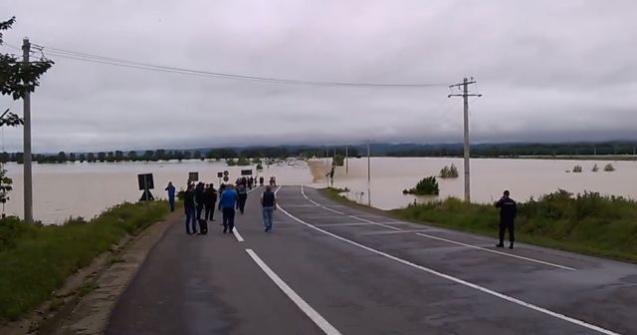 Circulatie oprita pe E85, in zona Adjud. Raul Trotus a iesit din matca